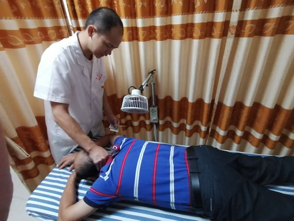 4.胡浩湛為群眾提供中醫(yī)理療服務(wù).jpg 4.胡浩湛為群眾提供中醫(yī)理療服務(wù).jpg