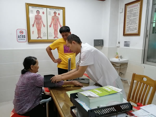 3.胡浩湛為病人開展常見病診療.jpg 3.胡浩湛為病人開展常見病診療.jpg