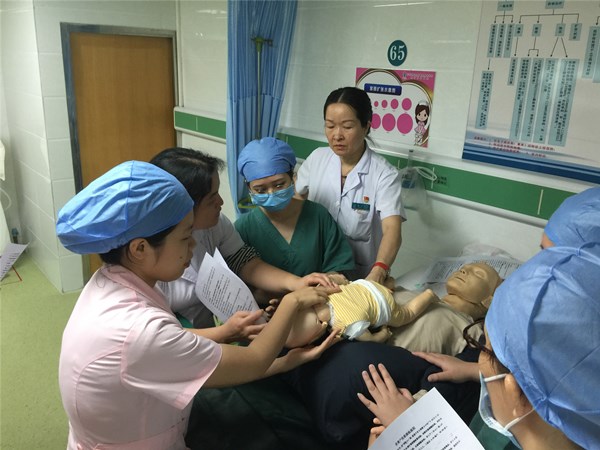 4.產(chǎn)科醫(yī)護(hù)人員平時(shí)開展危急重癥應(yīng)急演練_副本.jpg