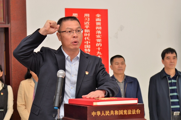 副本5新任命市科工商務局局長吳學筠進行憲法宣誓.jpg 副本5新任命市科工商務局局長吳學筠進行憲法宣誓.jpg