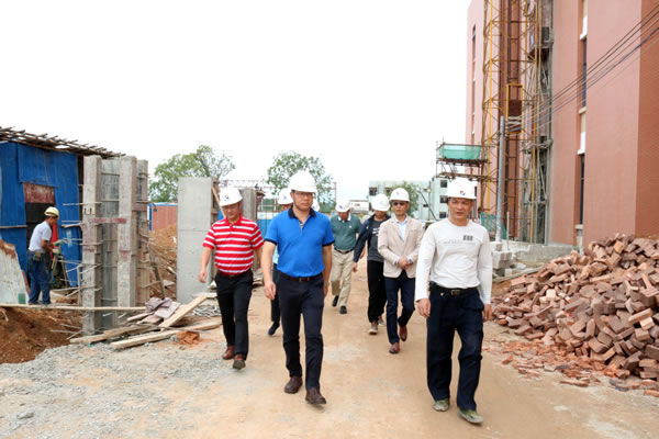 1.謝超武一行在大槐鎮(zhèn)中心衛(wèi)生院易址遷建項(xiàng)目現(xiàn)場(chǎng)開(kāi)展督查.jpg 1.謝超武一行在大槐鎮(zhèn)中心衛(wèi)生院易址遷建項(xiàng)目現(xiàn)場(chǎng)開(kāi)展督查.jpg